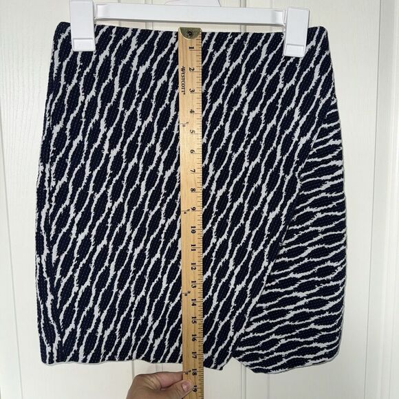 Ann Taylor Loft Women's Tulip Mini Skirt XS Navy White Geometric Pattern Casual - Picture 7 of 8
